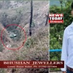 अनियंत्रित होकर खाई में गिरी कार,उड़े परखच्चे, बैंक कर्मचारी की मौत, 2 गंभीर घायल।